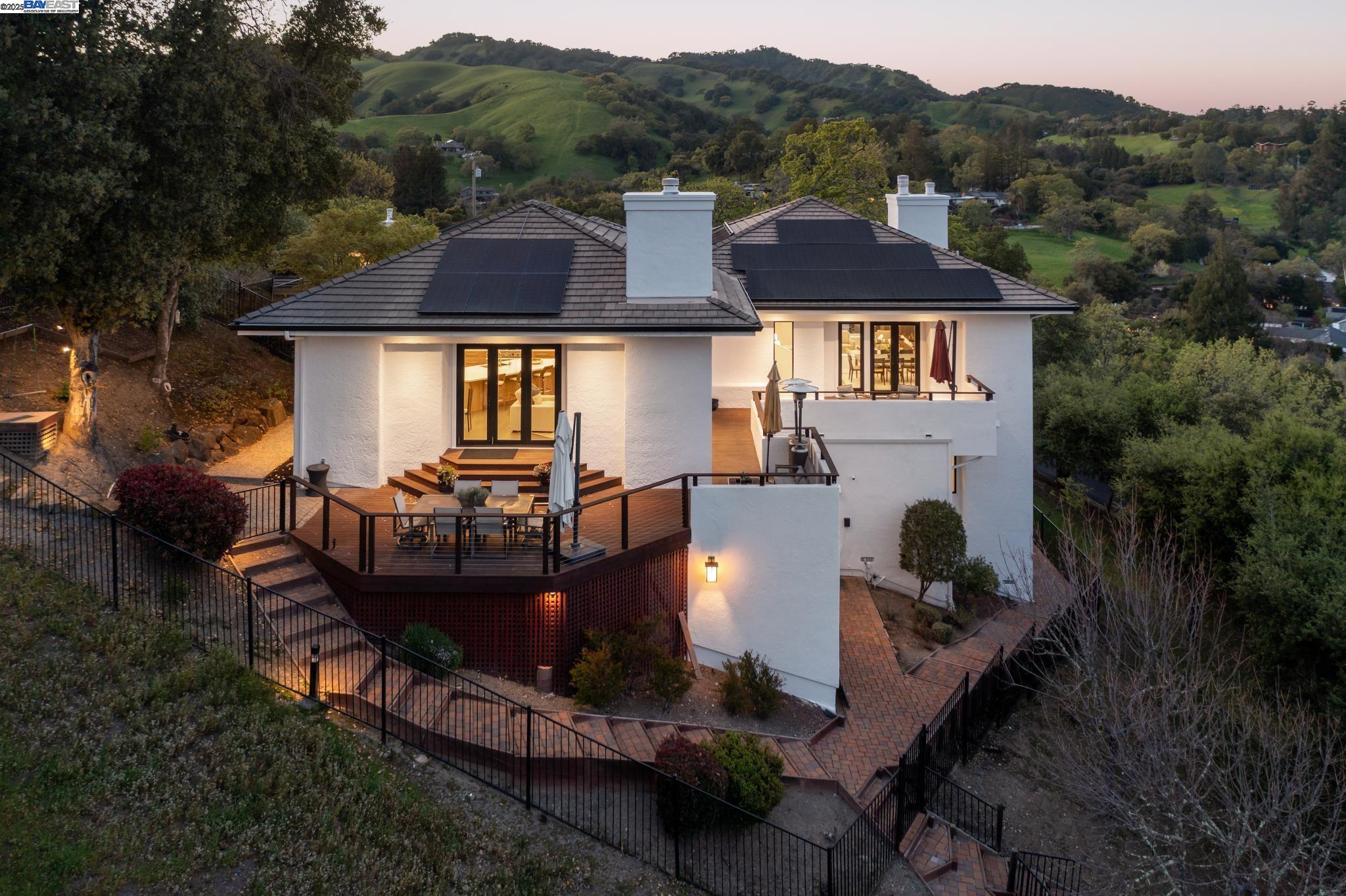 11 Leslyn Lane