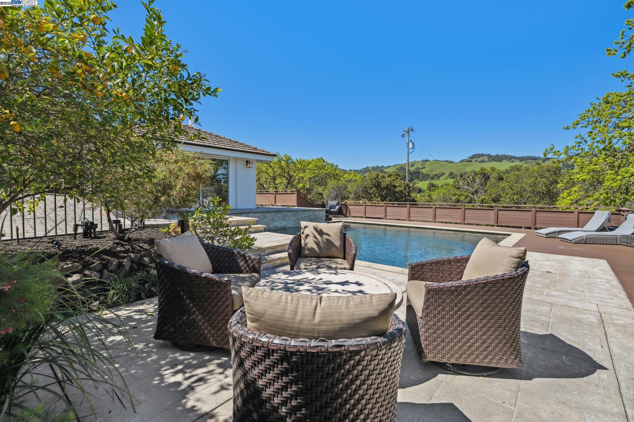 11 Leslyn Lane