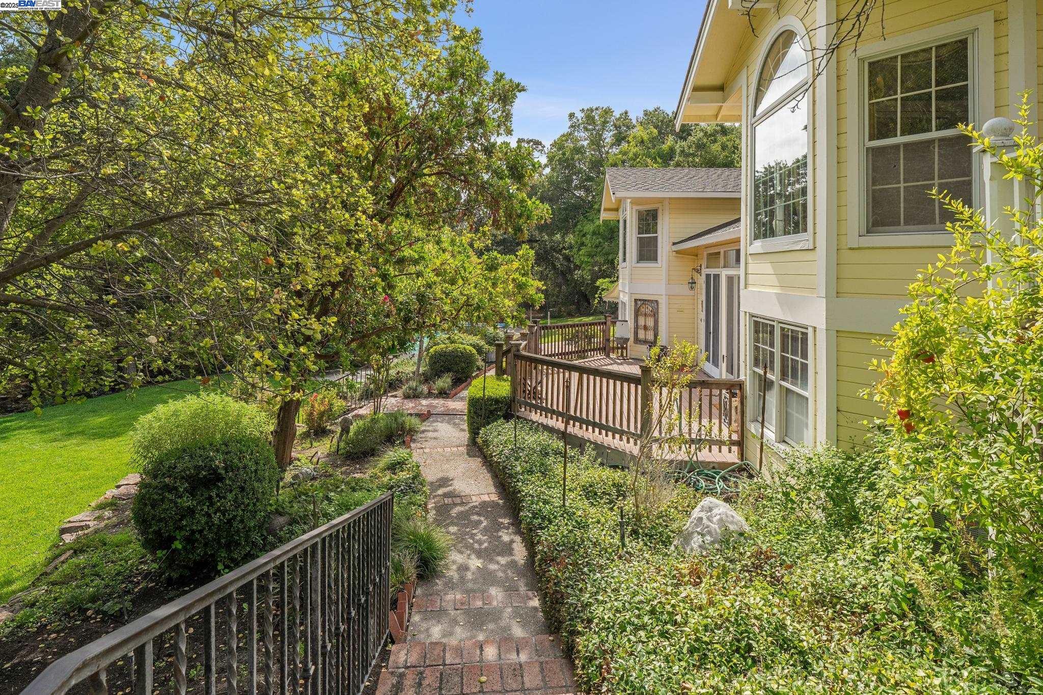 721 Fair Oaks Dr