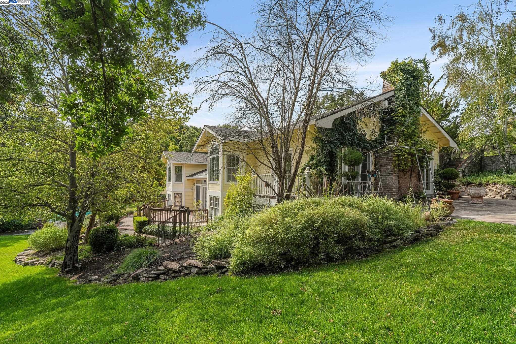 721 Fair Oaks Dr