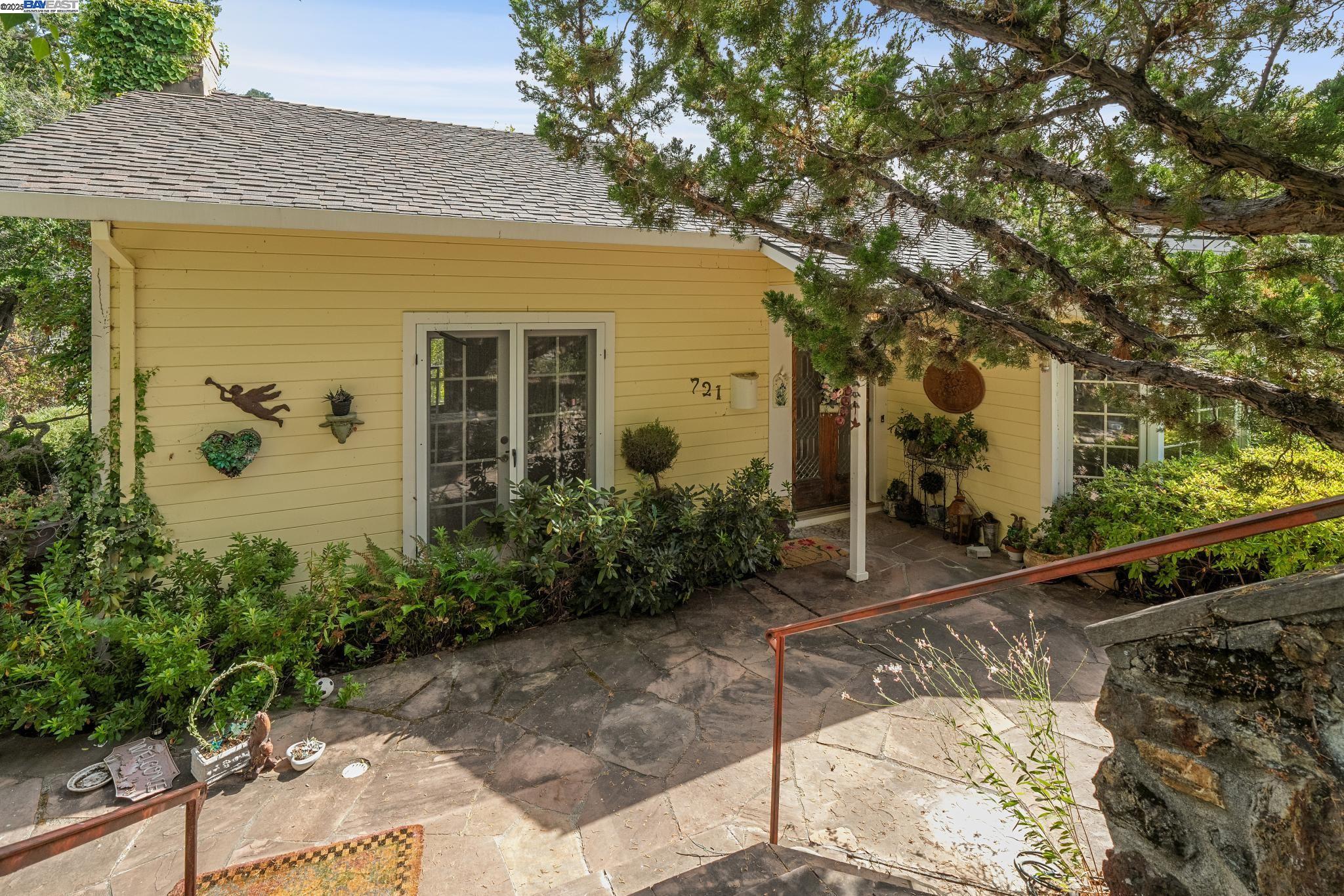 721 Fair Oaks Dr