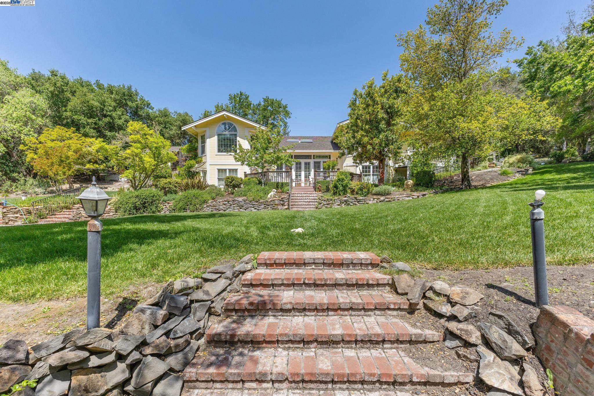 721 Fair Oaks Dr