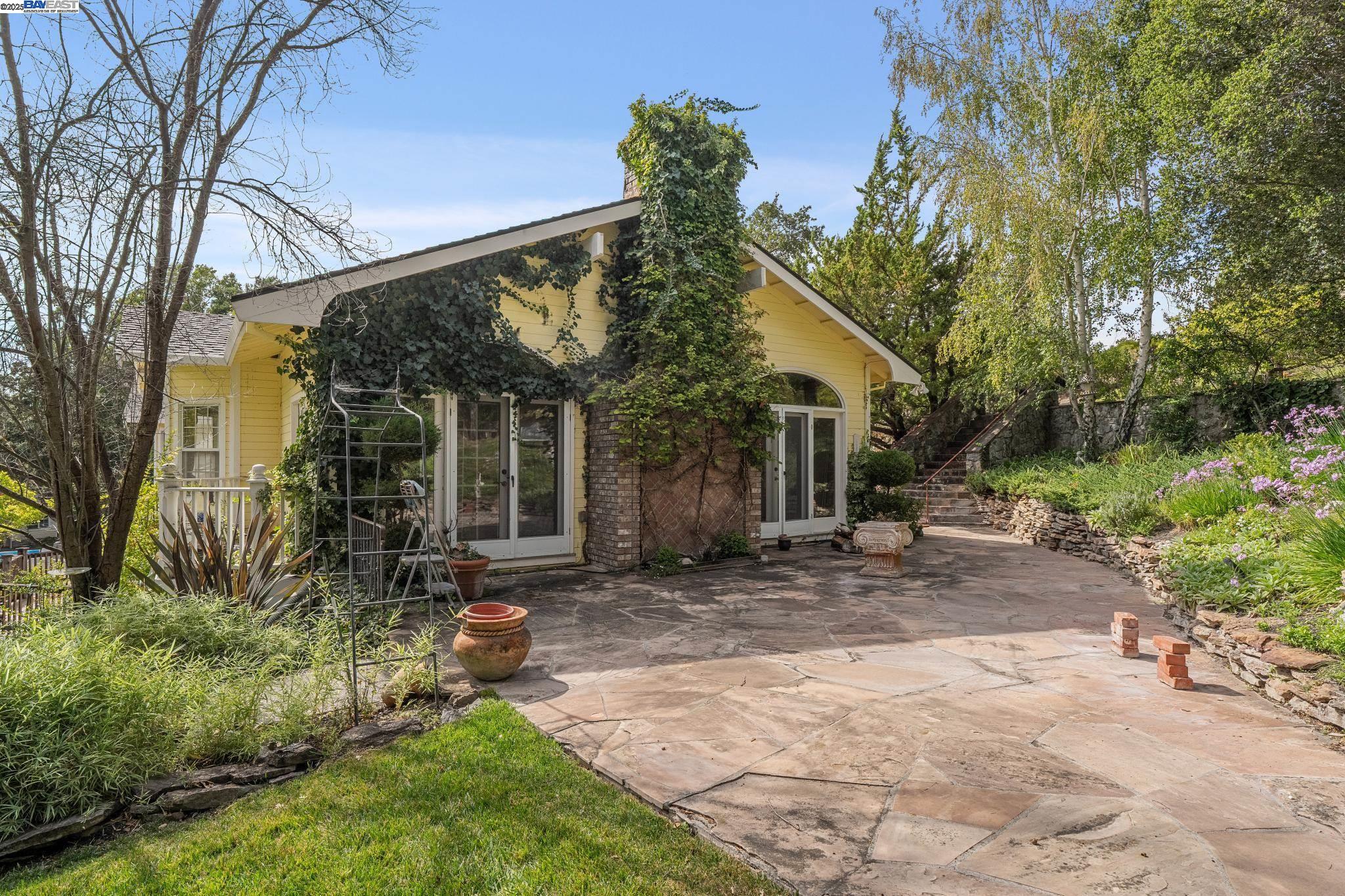 721 Fair Oaks Dr