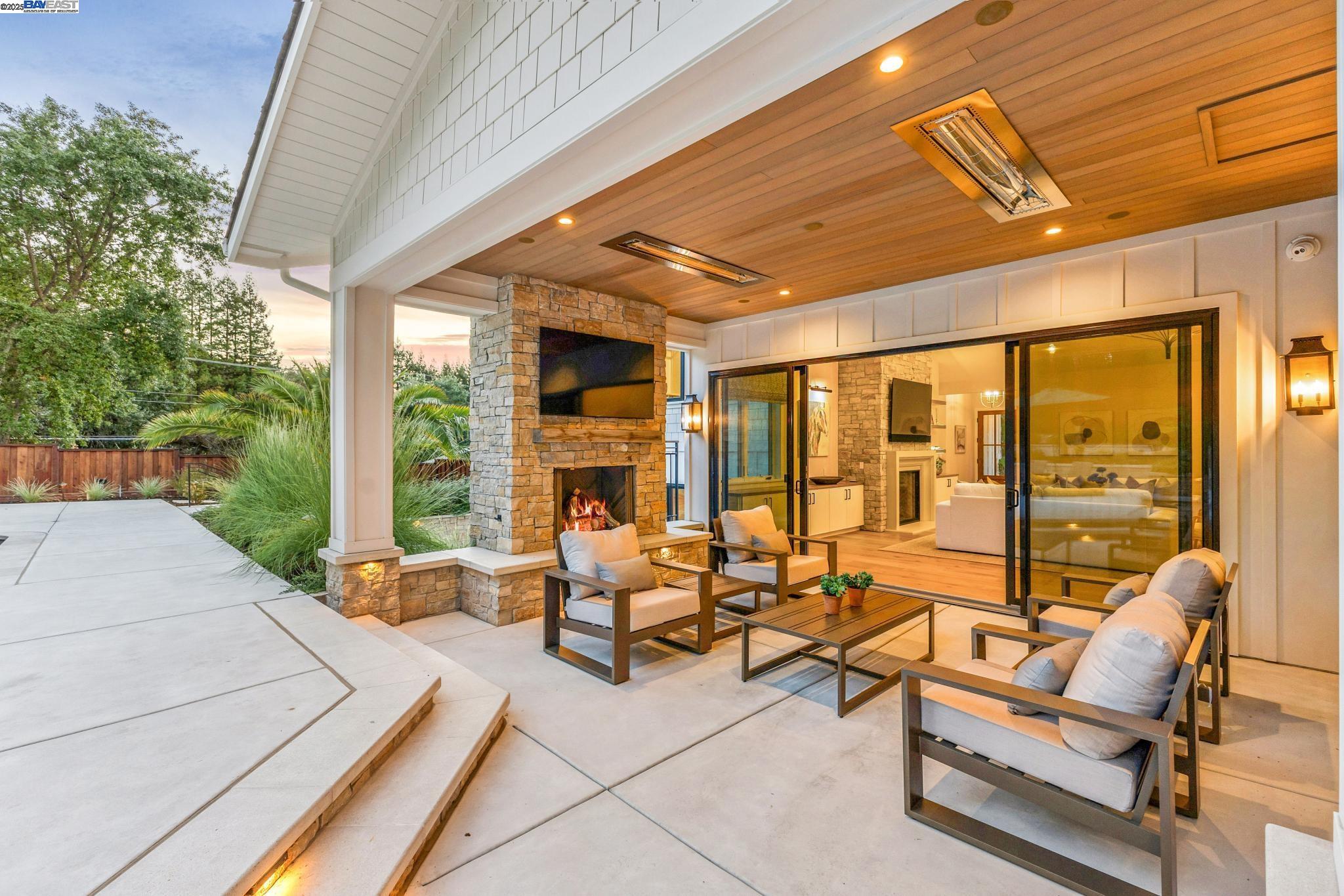 2488 Roundhill Dr