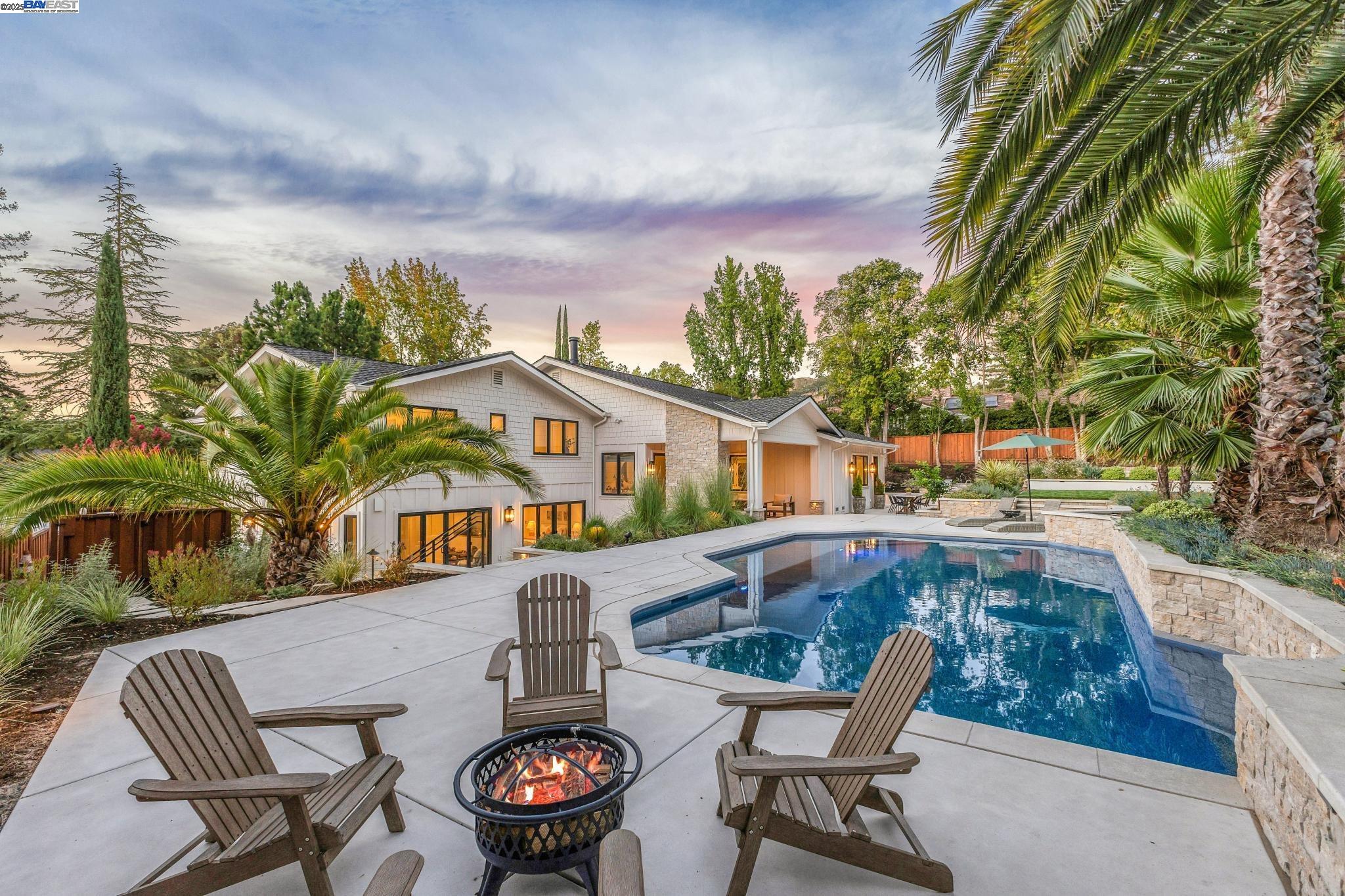 2488 Roundhill Dr