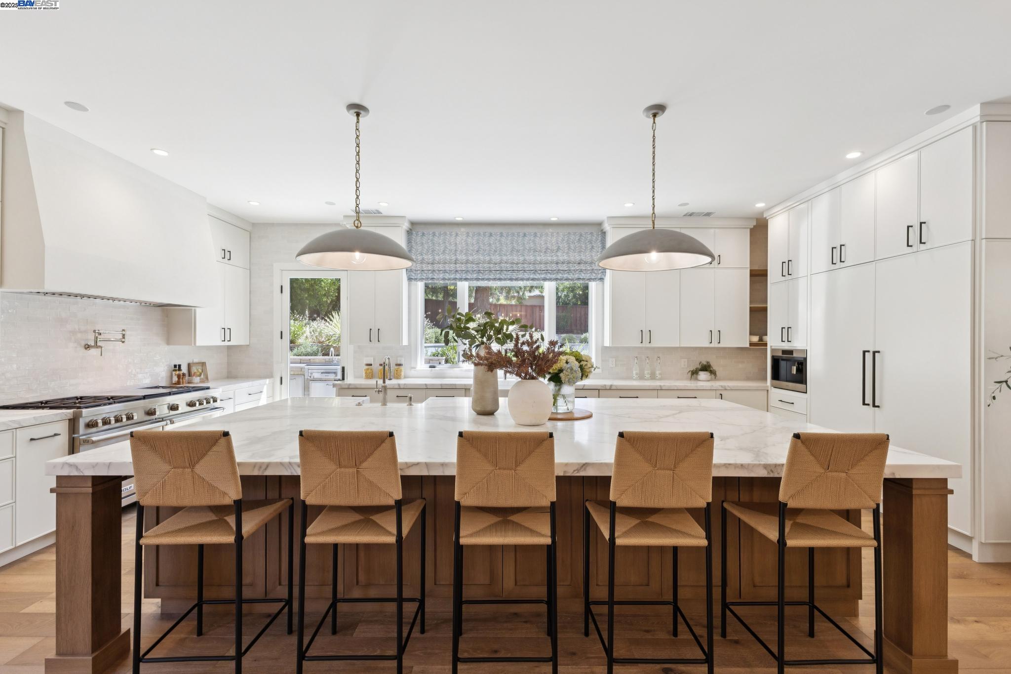 2488 Roundhill Dr