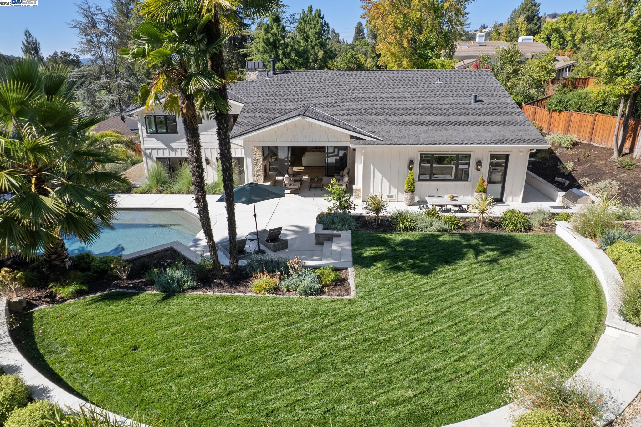 2488 Roundhill Dr