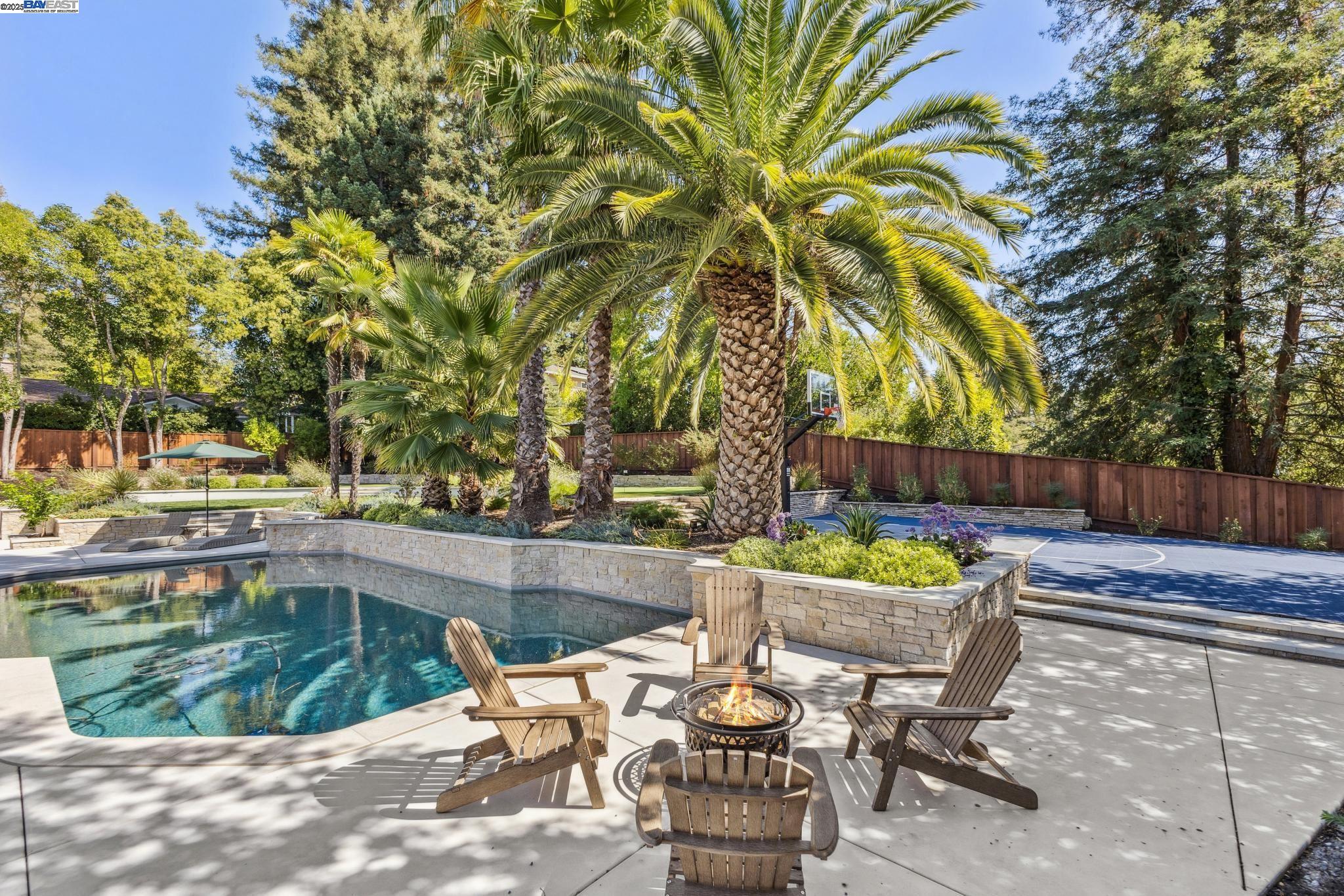 2488 Roundhill Dr