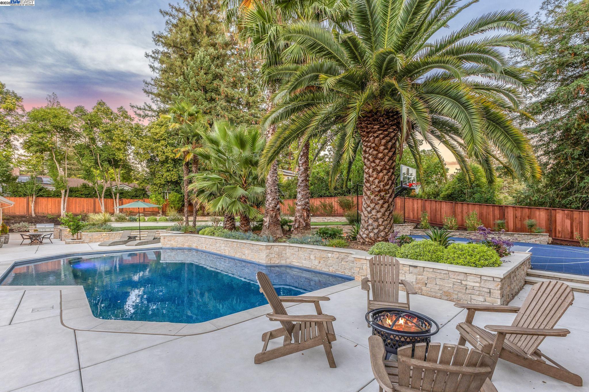 2488 Roundhill Dr