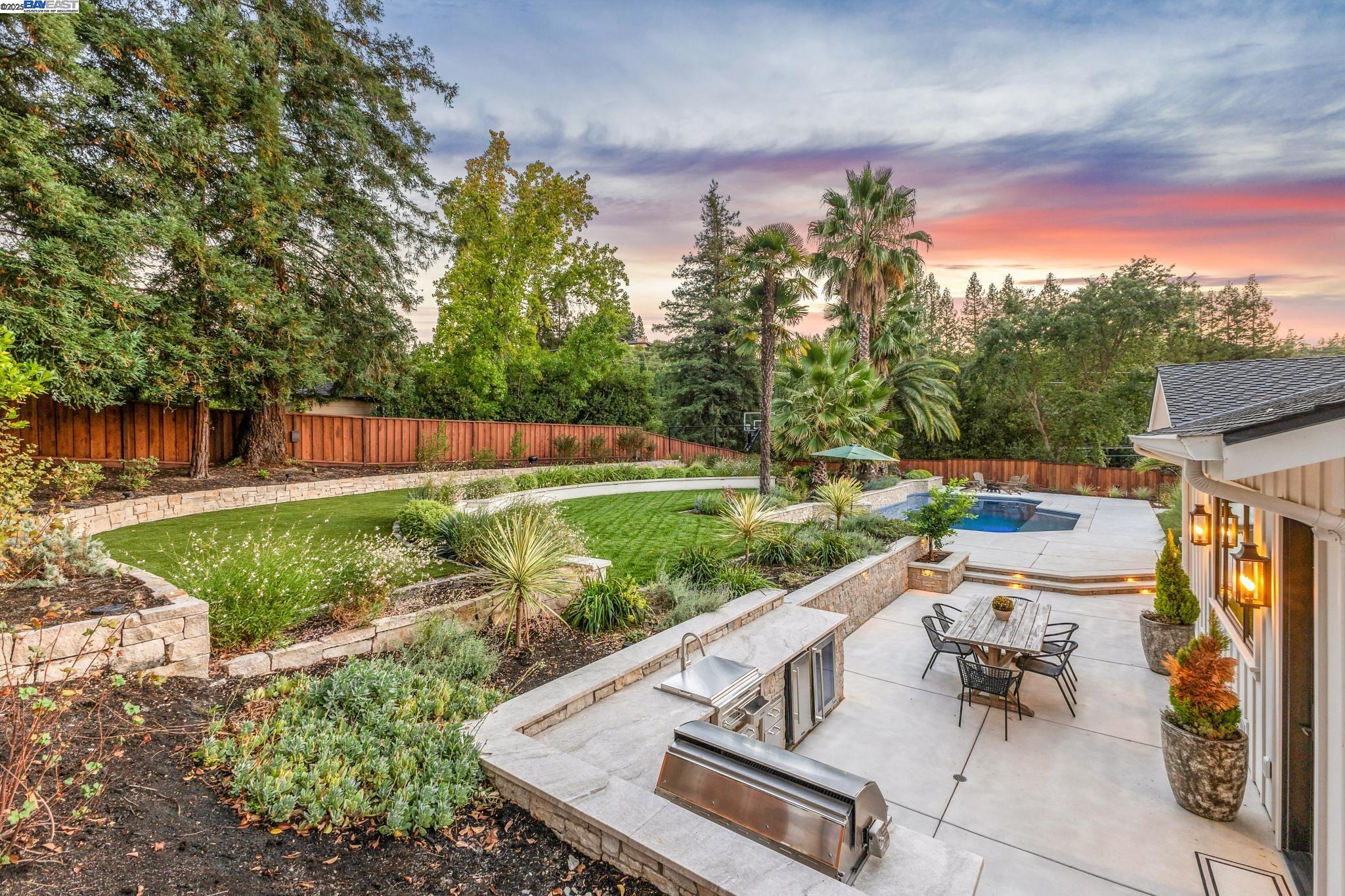 2488 Roundhill Dr
