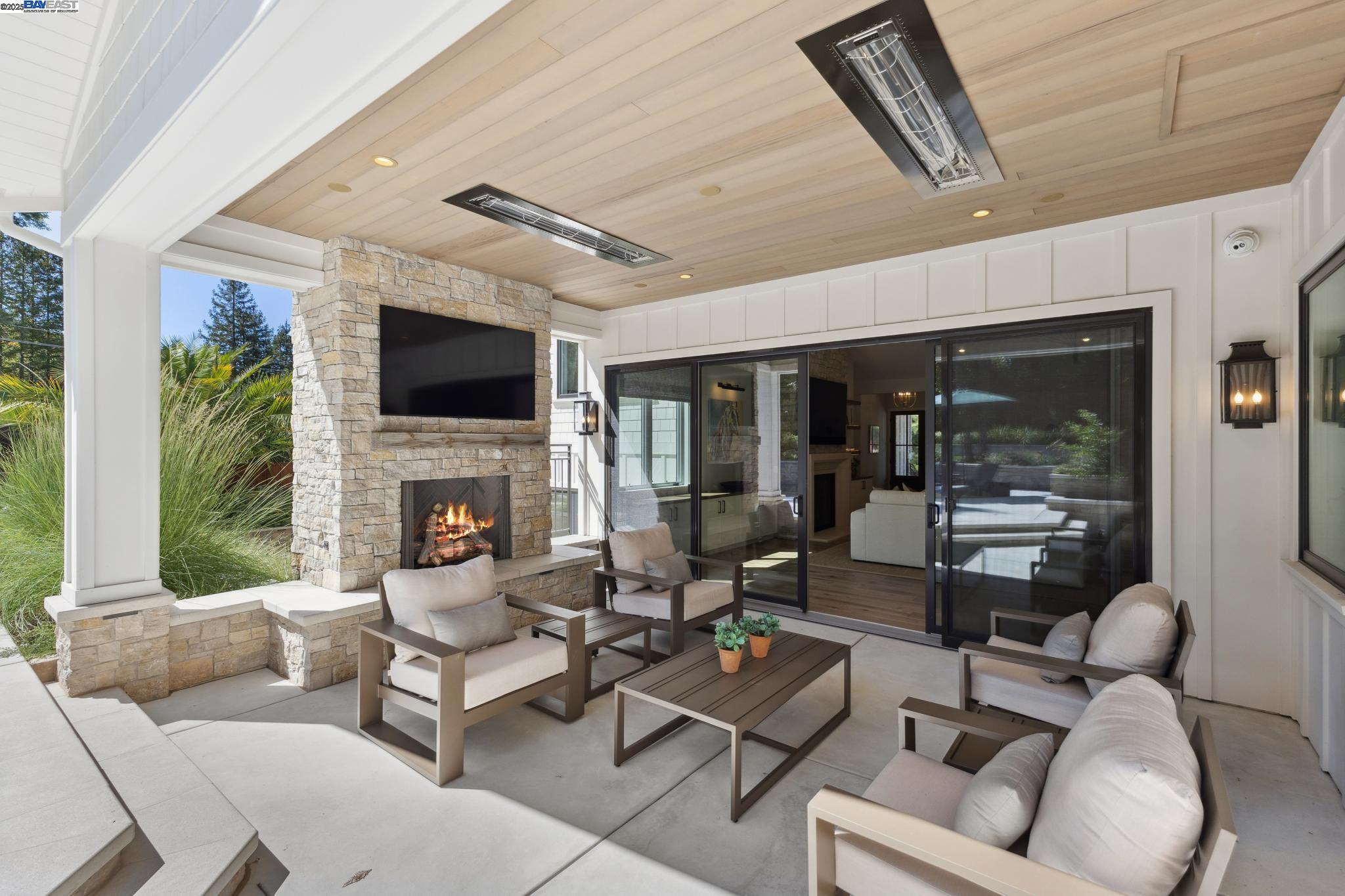 2488 Roundhill Dr
