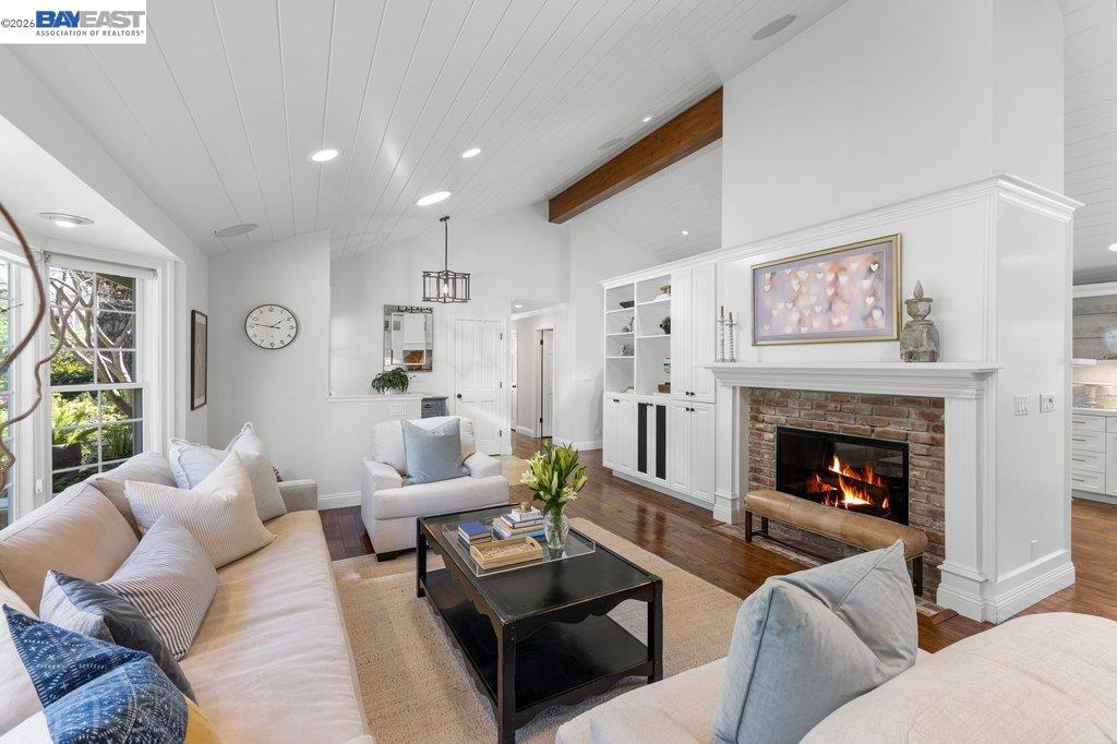 1397 Pine Tree Dr