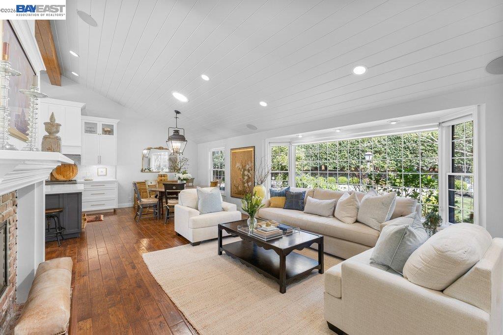 1397 Pine Tree Dr