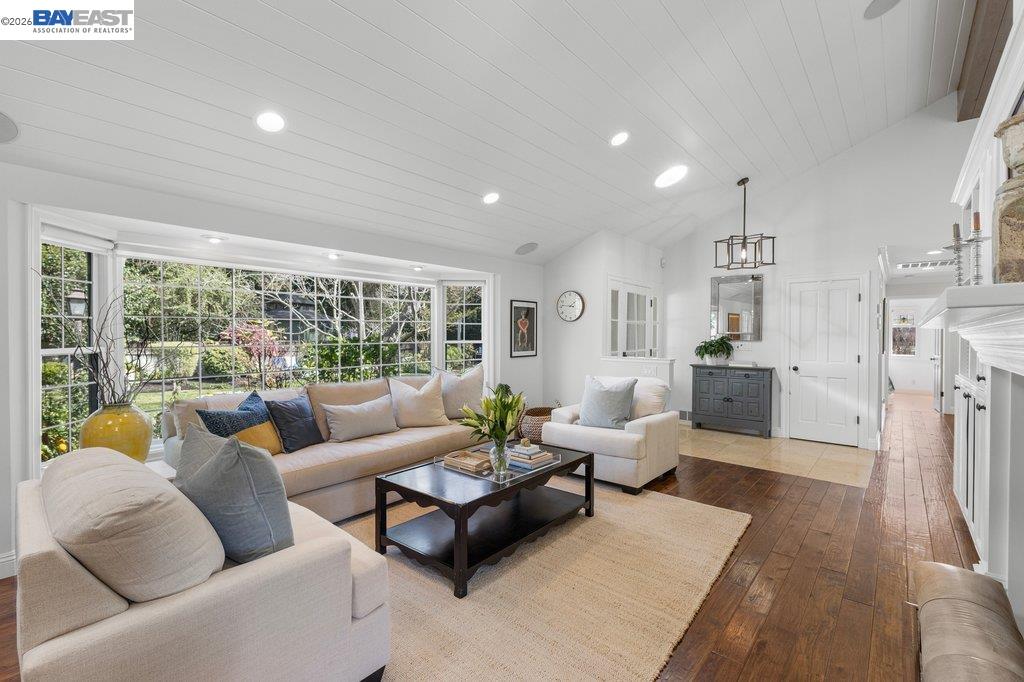 1397 Pine Tree Dr