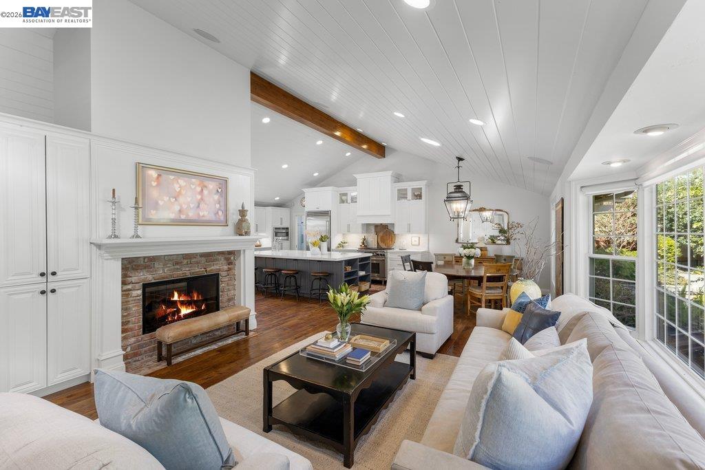 1397 Pine Tree Dr