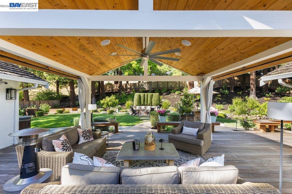 2525 Holly Oak Dr
