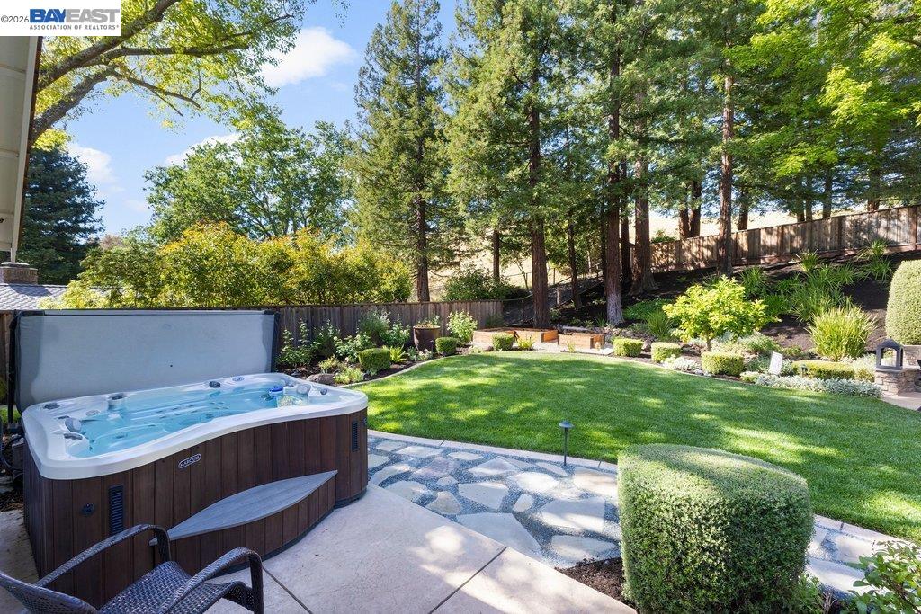 2525 Holly Oak Dr