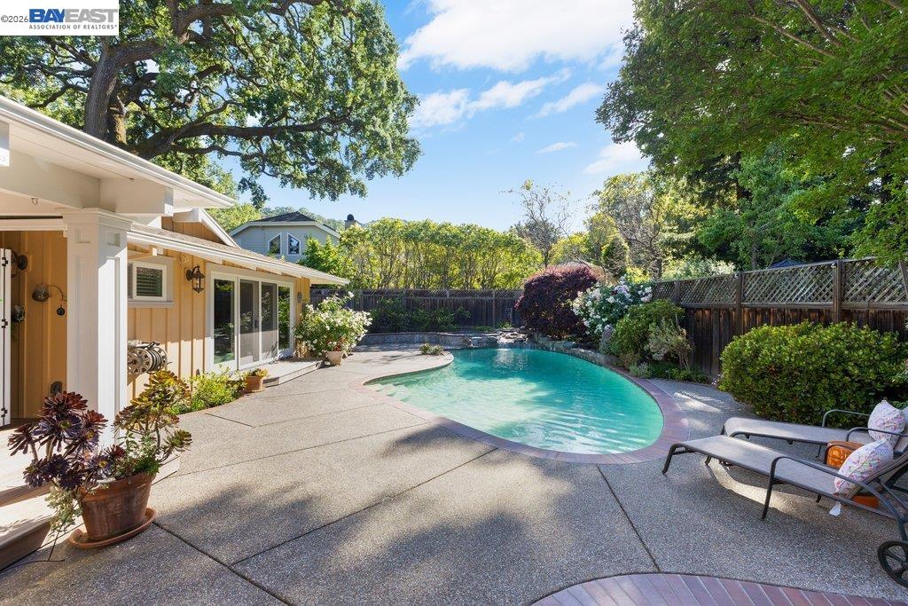 250 La Serena Ave