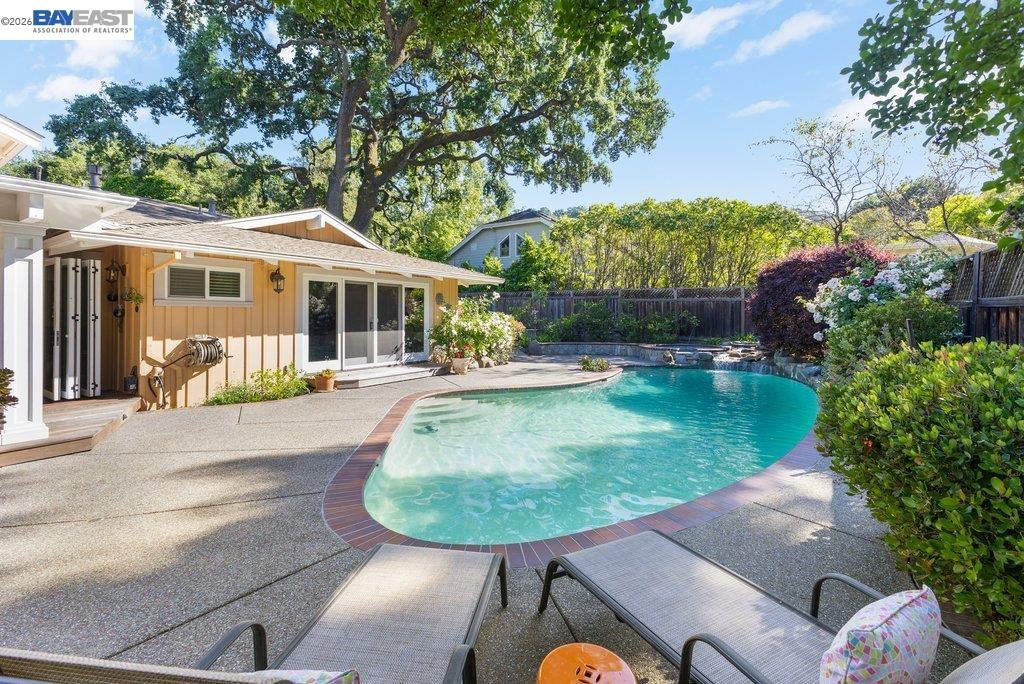250 La Serena Ave