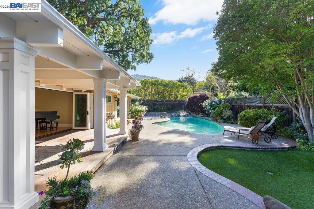 250 La Serena Ave