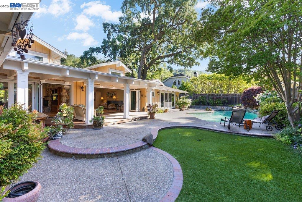 250 La Serena Ave