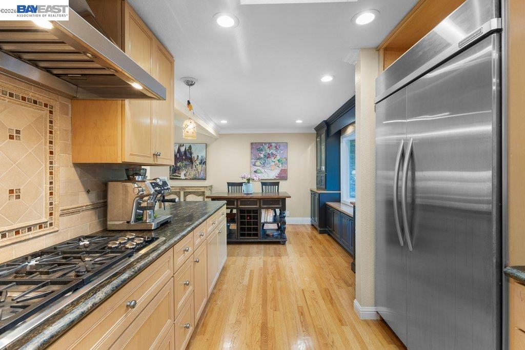 250 La Serena Ave