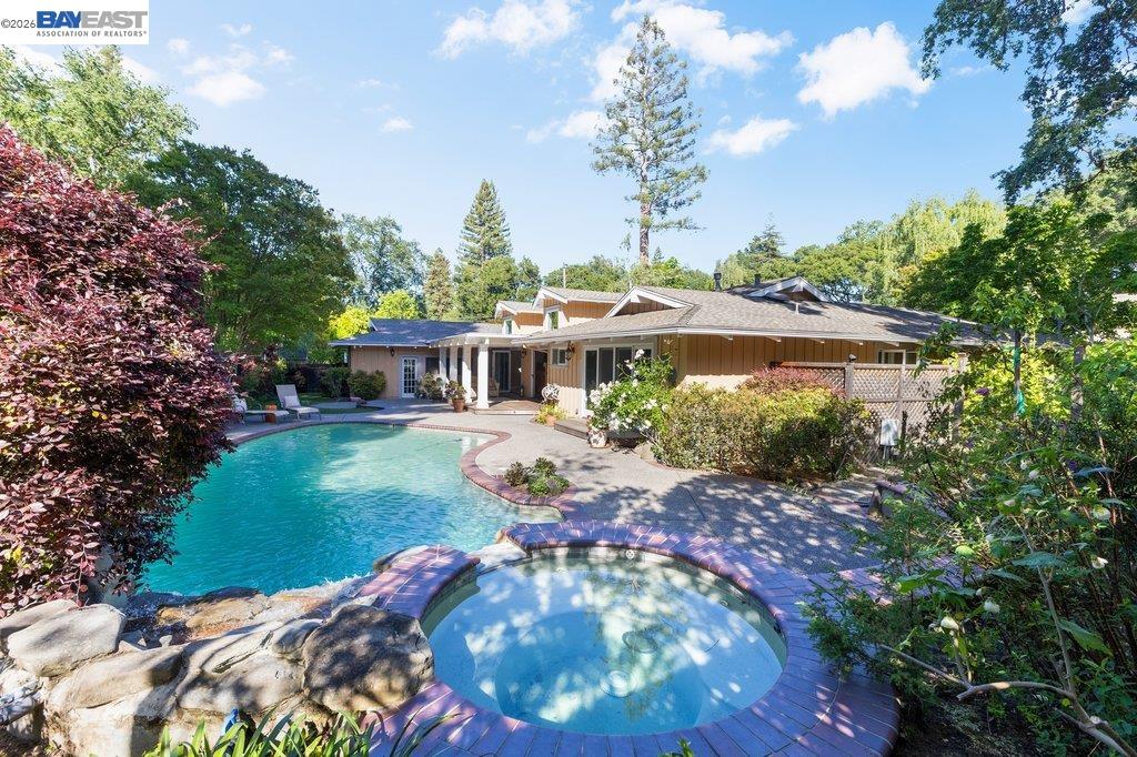 250 La Serena Ave
