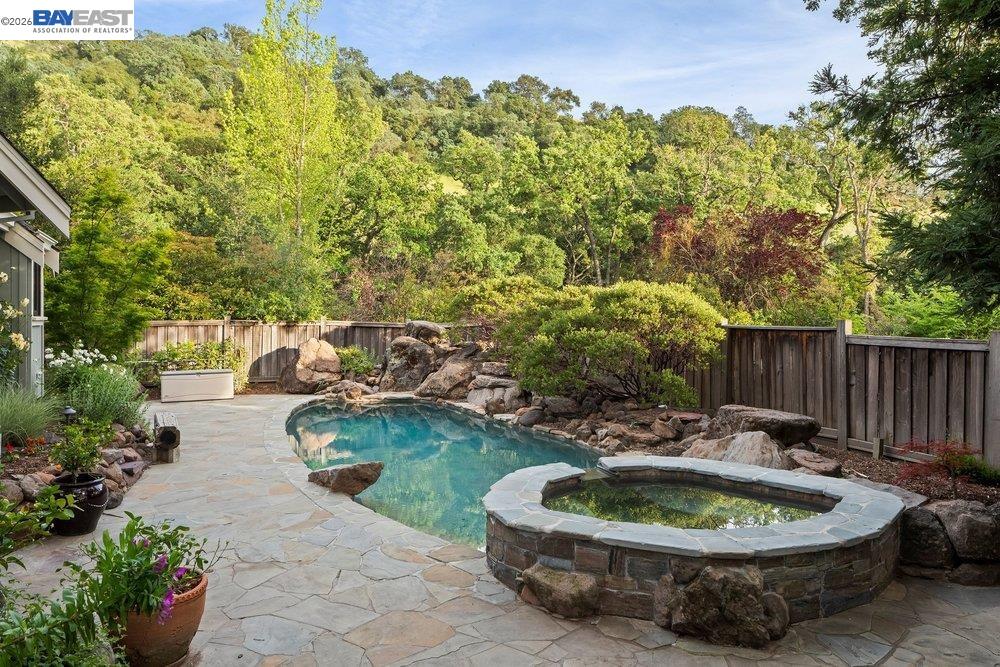 715 Fair Oaks Dr