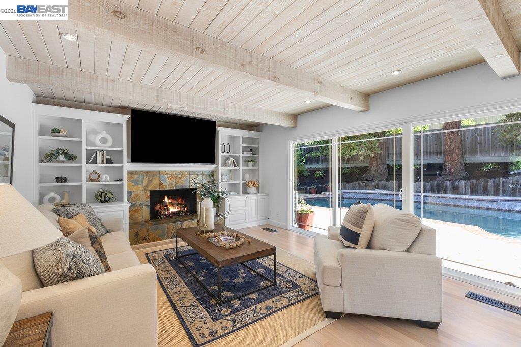 3081 Oakraider Dr