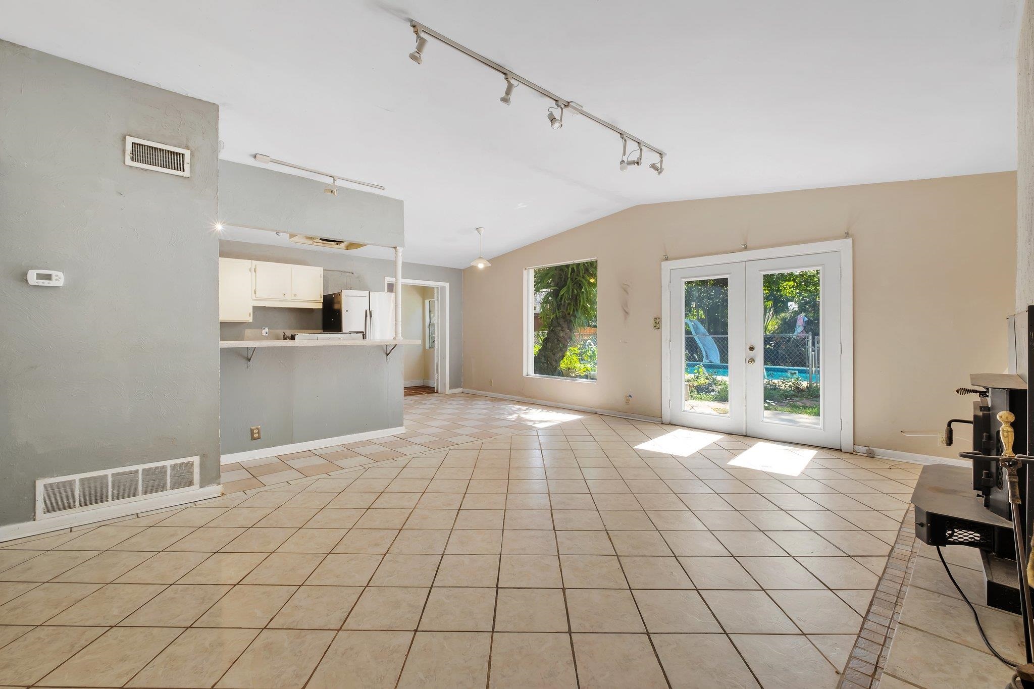 1112 Pinecrest Drive