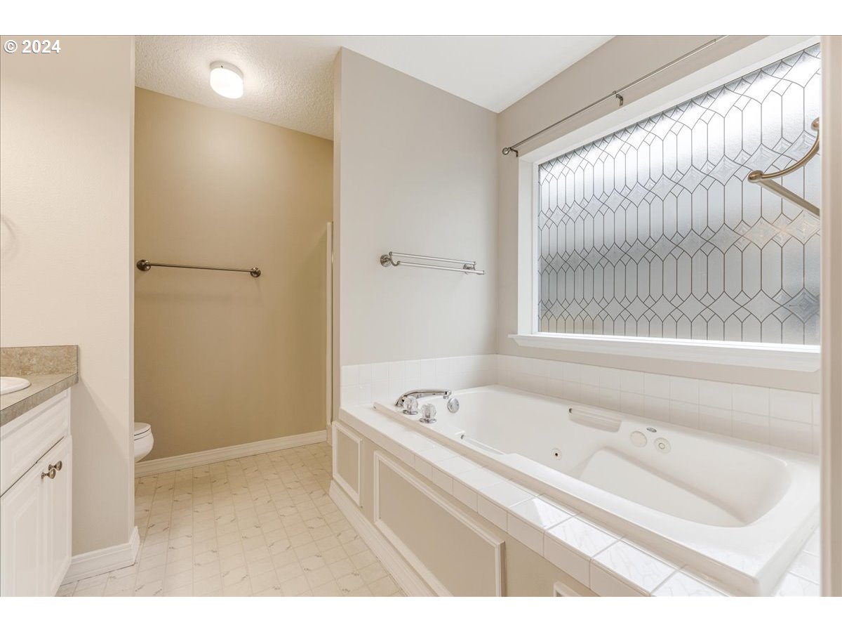 1309 E OAK KNOLL CT