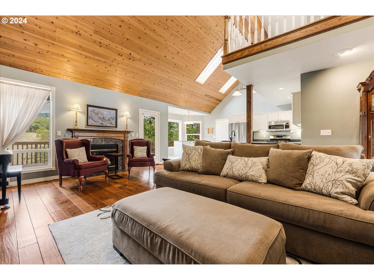 1309 E OAK KNOLL CT