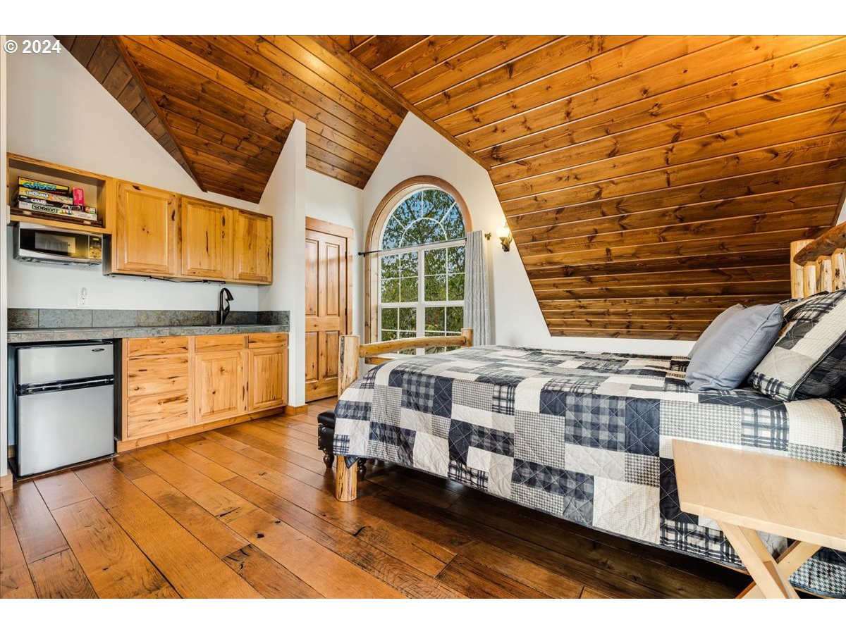 1309 E OAK KNOLL CT