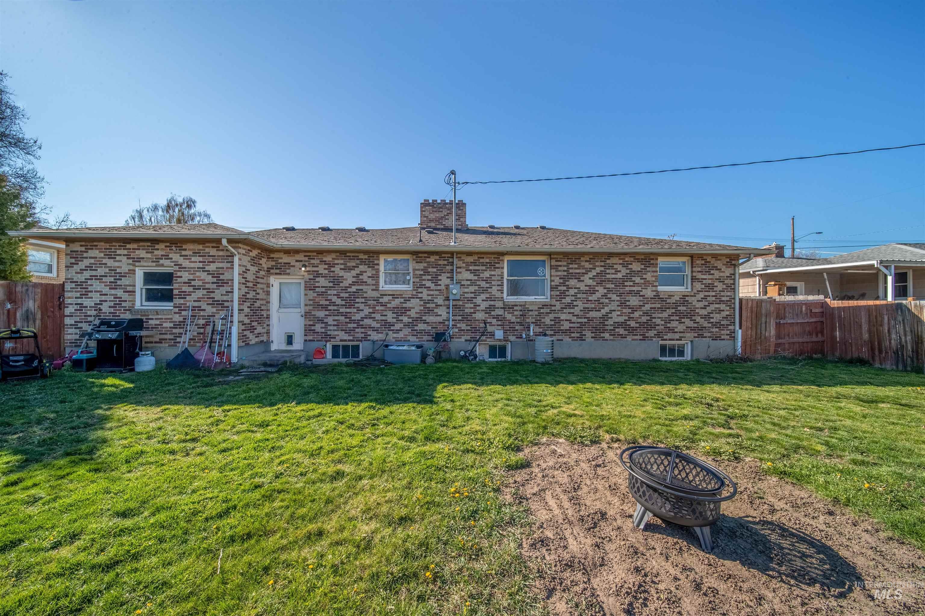 819 Bryden Ave