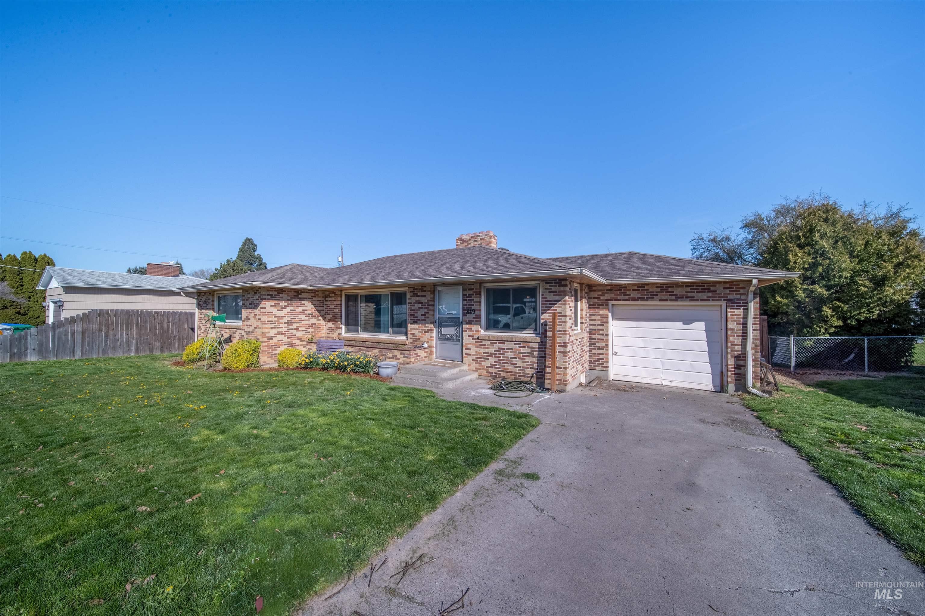 819 Bryden Ave