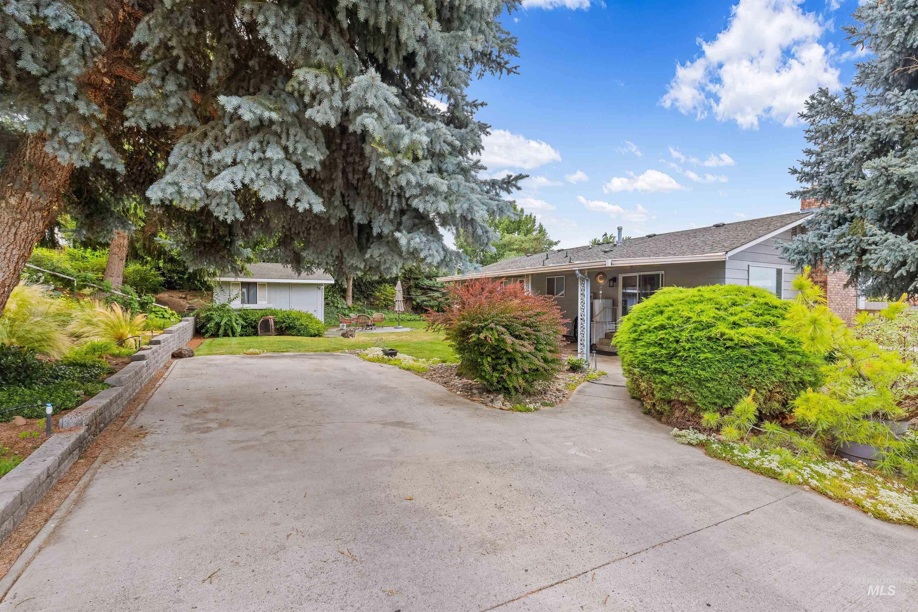 3427 Syringa Dr