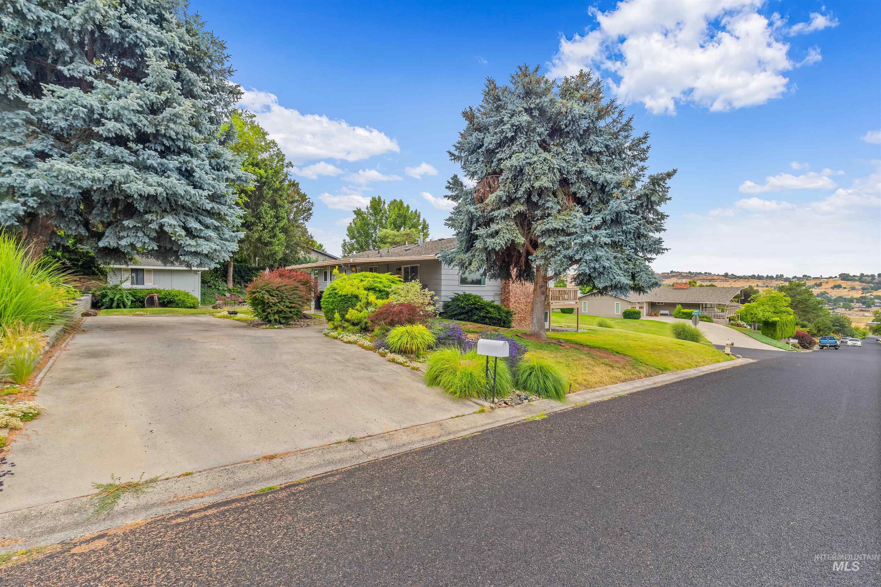 3427 Syringa Dr