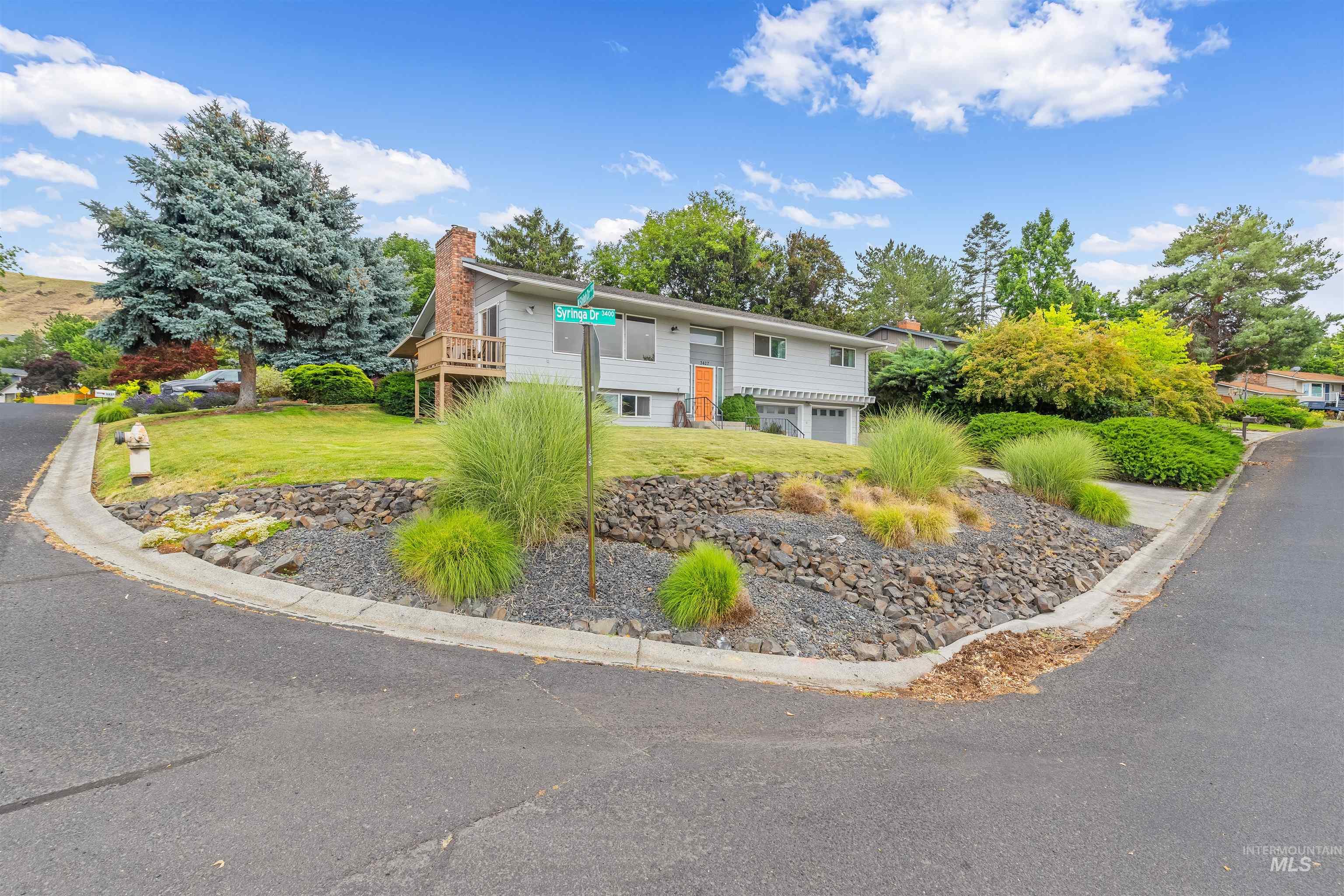 3427 Syringa Dr