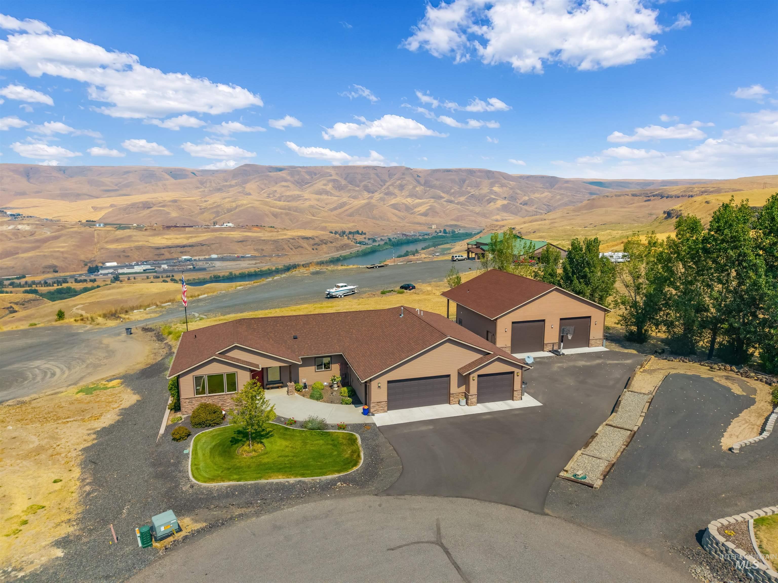 705 Talons Ct