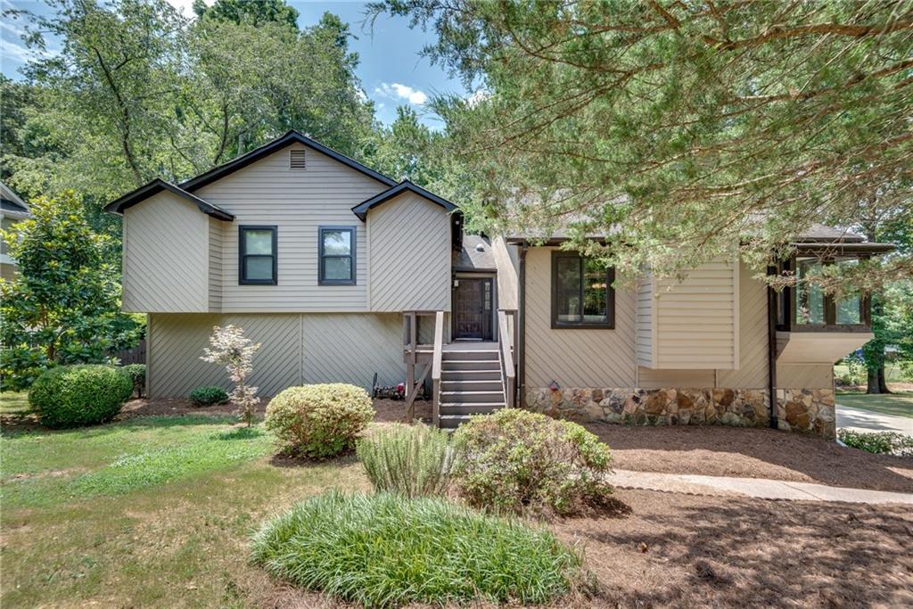 2736 Peachtree Walk