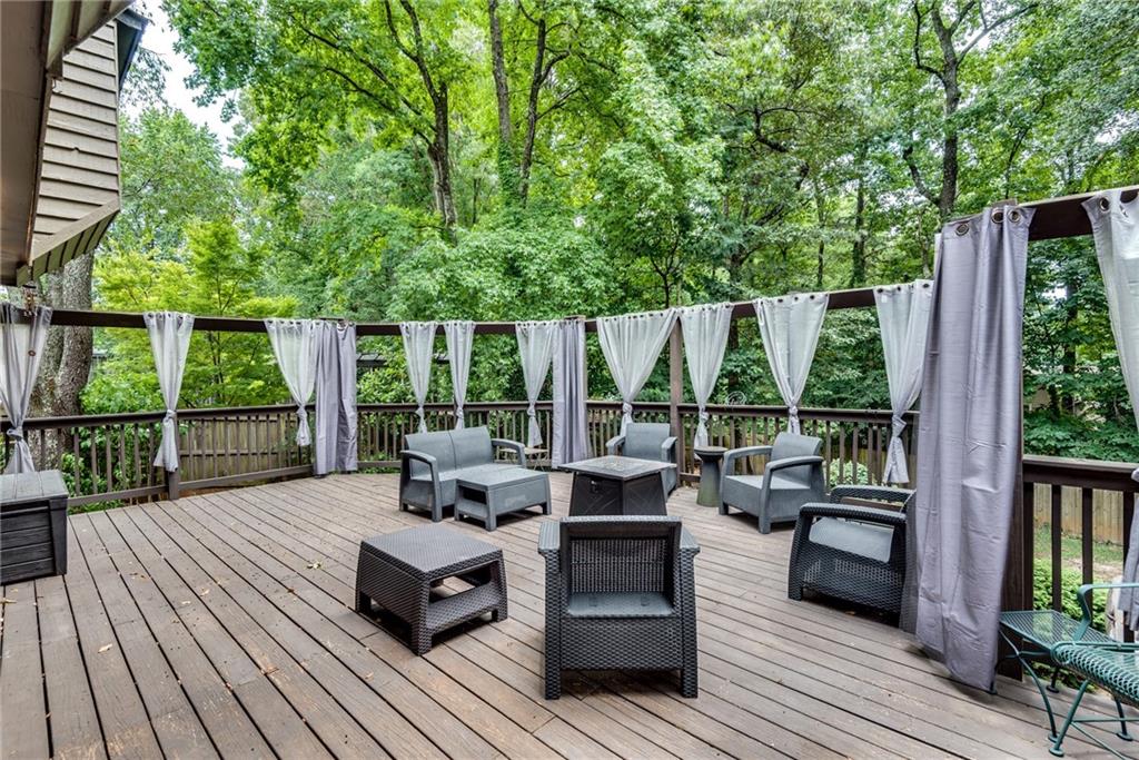2736 Peachtree Walk