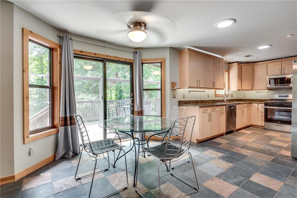 2736 Peachtree Walk