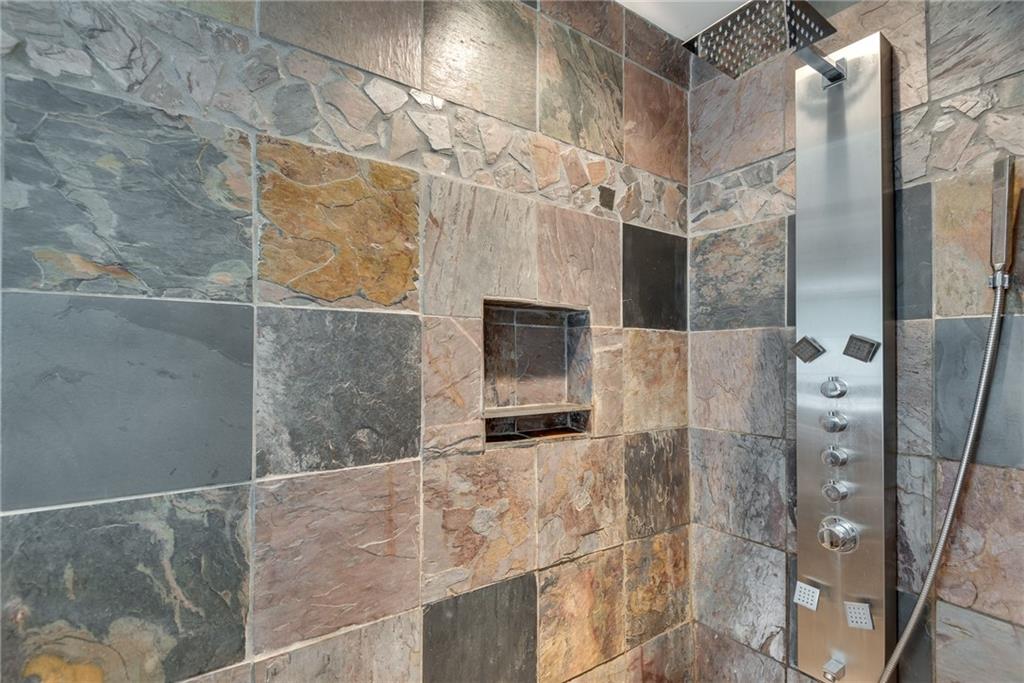 2736 Peachtree Walk
