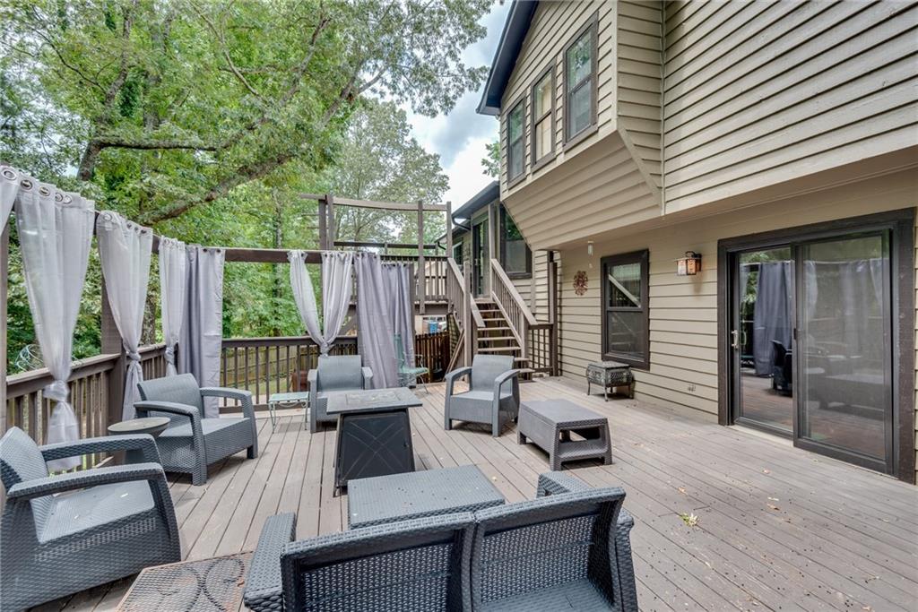 2736 Peachtree Walk