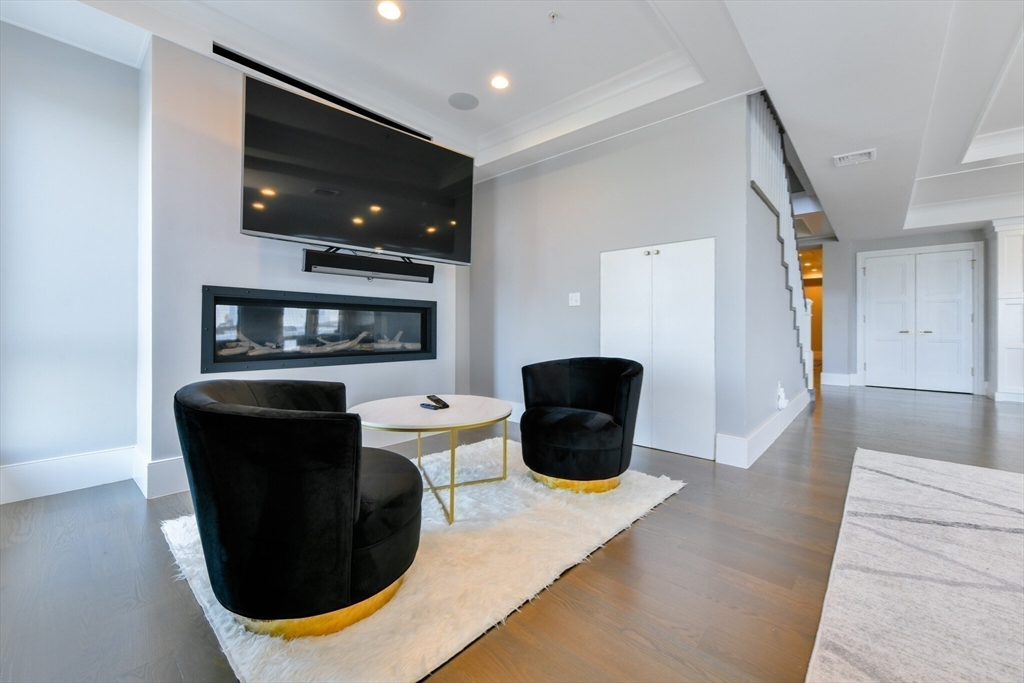 377 W 1st St # 9