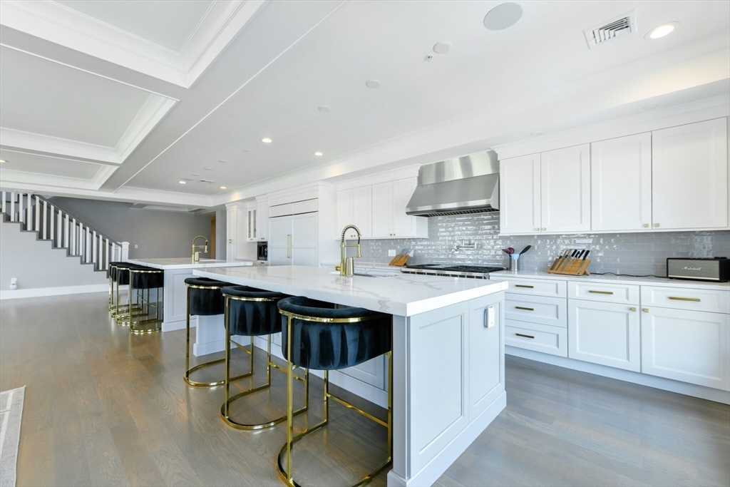 377 W 1st St # 9
