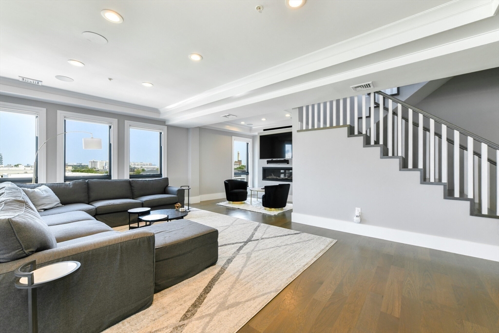 377 W 1st St # 9