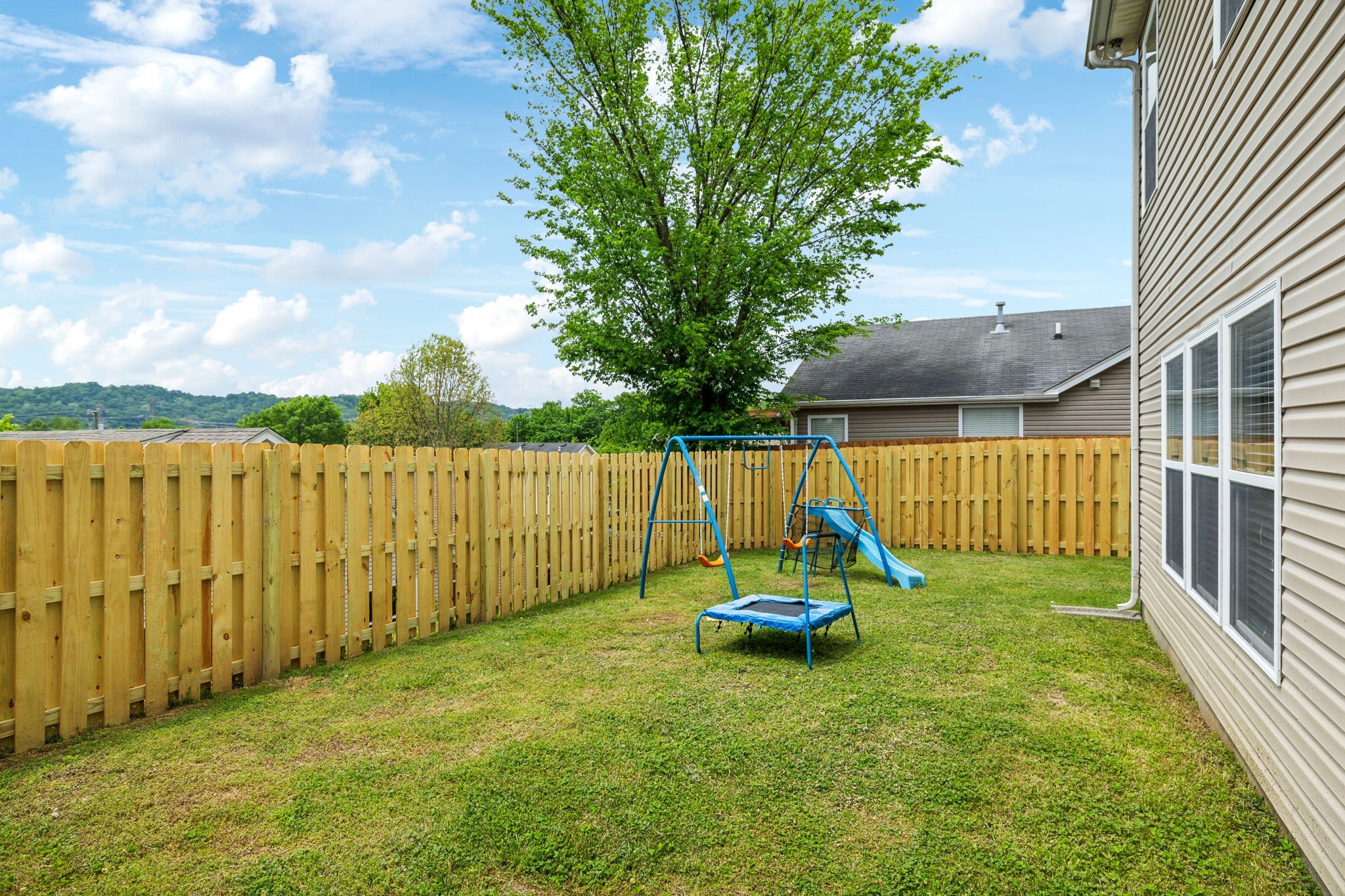 3913 Bridgeview Ln