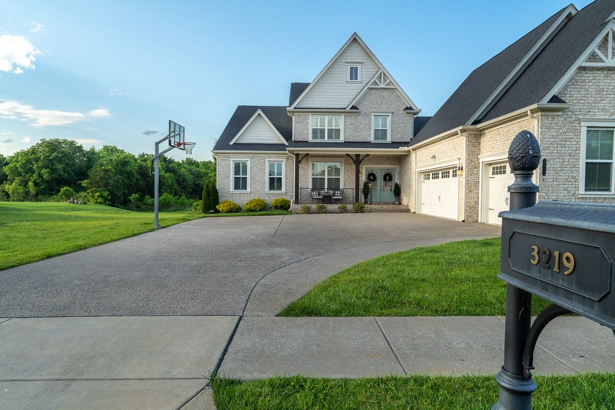 3219 Bradfield Dr