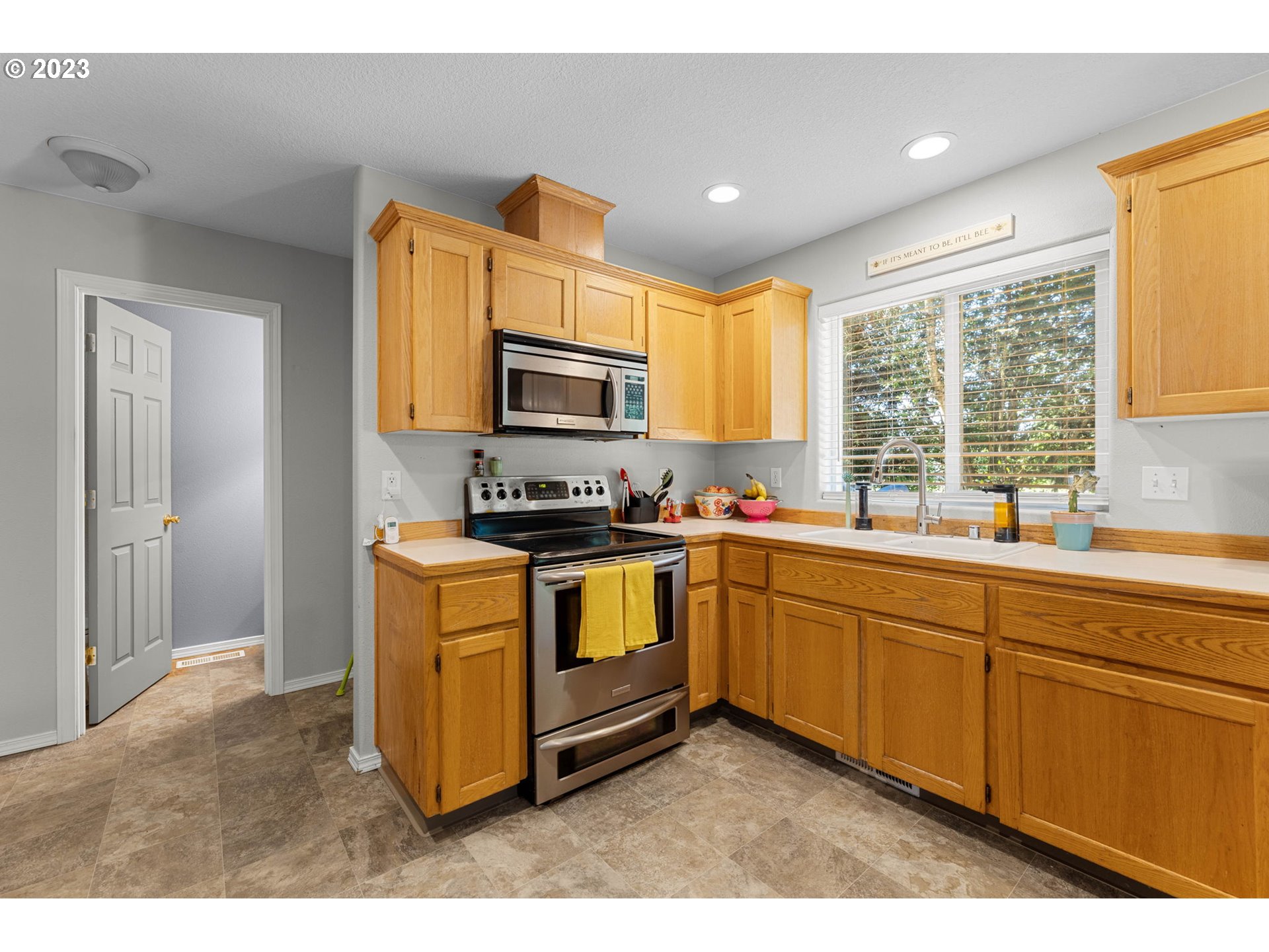1925 MEADOWOOD LOOP